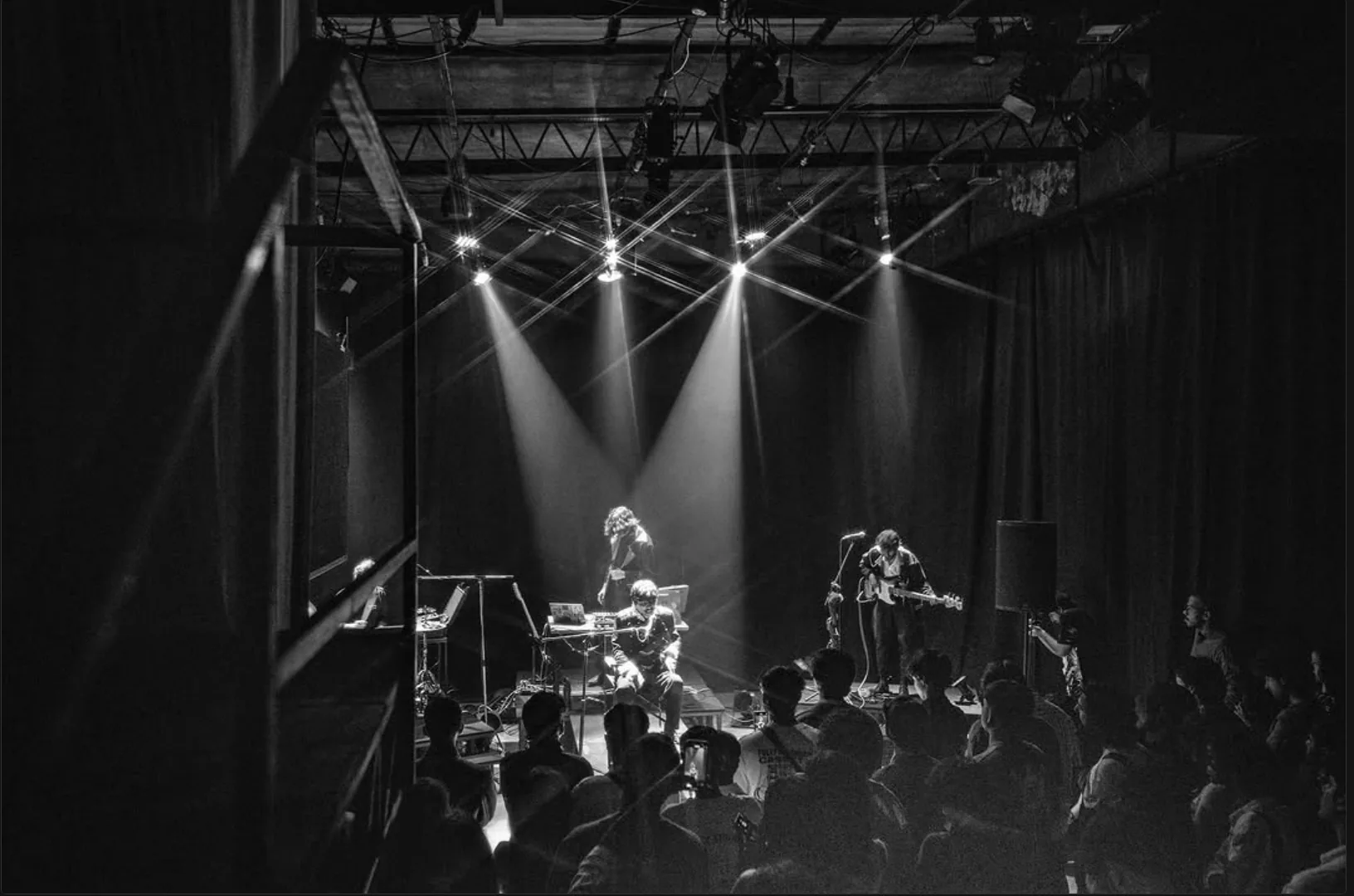 Banda pequena em palco num concerto íntimo
